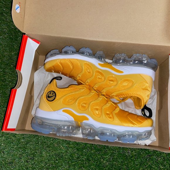 Womens Nike Air Vapormax Plus Go The Extra Smile Pollen Yellow DO5874-700 Size main image 4